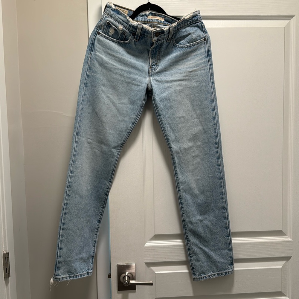 Levi’s Midi Straight Jeans.